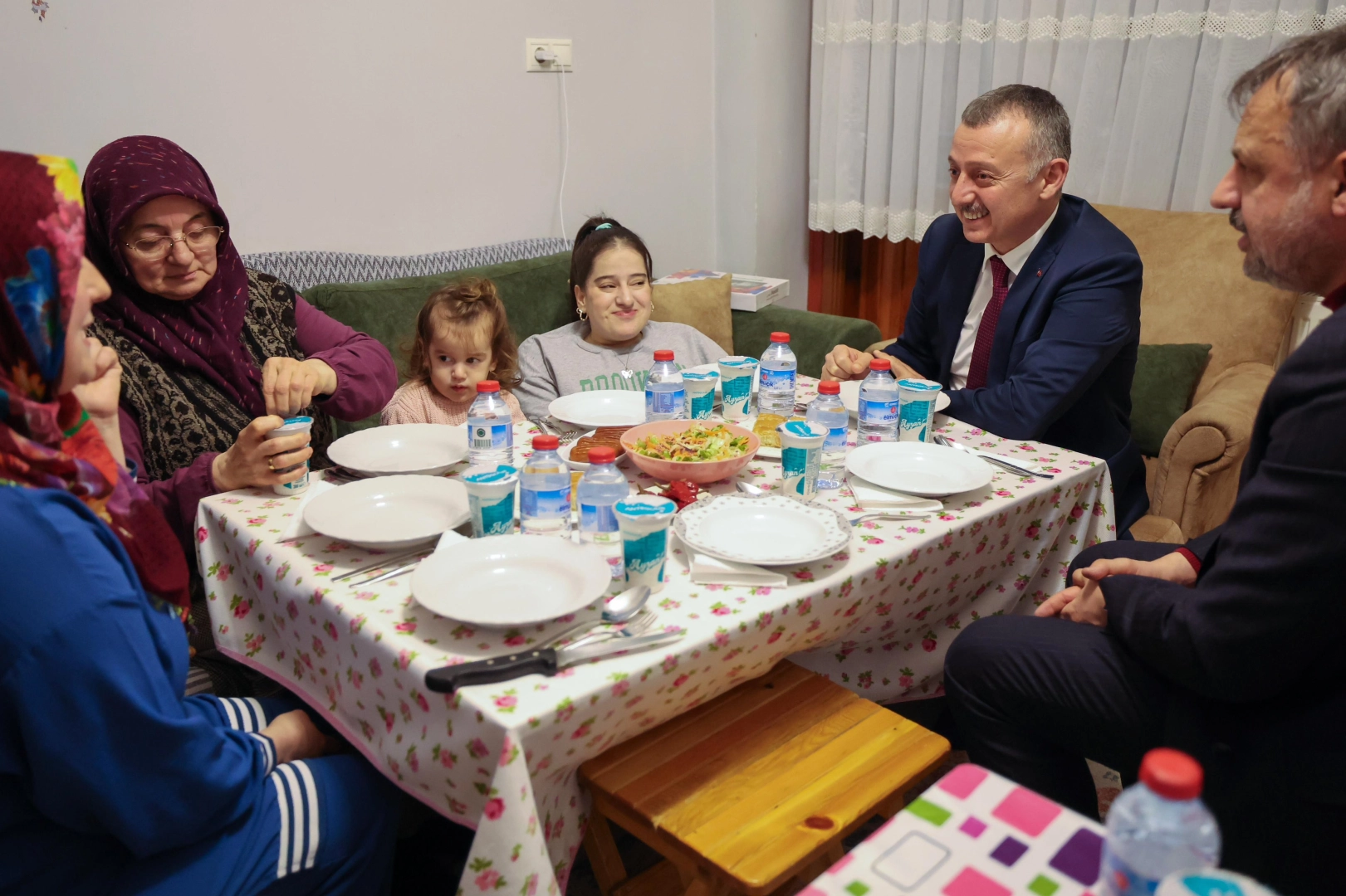 Kocaeli'de Büyükakın, Ramazan ayında ev ziyaretlerine devam ediyor