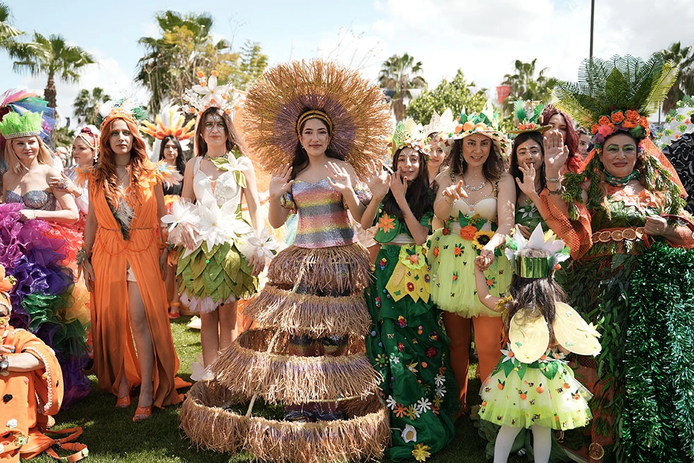 Yüz binlerce insan Türkiye’nin tek karnavalı için Adana'da buluştu