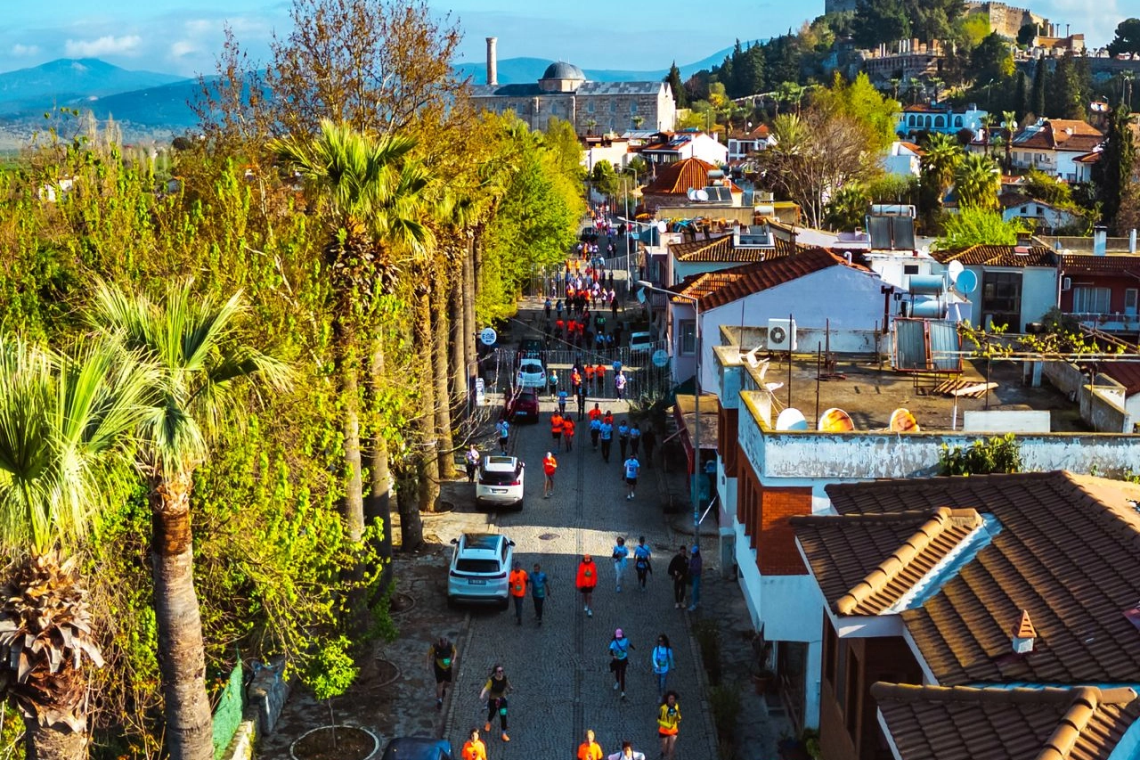 Yüzlerce sporcu İzmir Efes'te dünya mirasına koştu