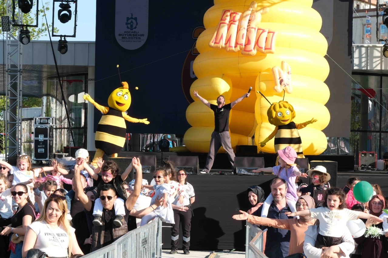 “Arı Maya” Kocaelili minikler için sahnede