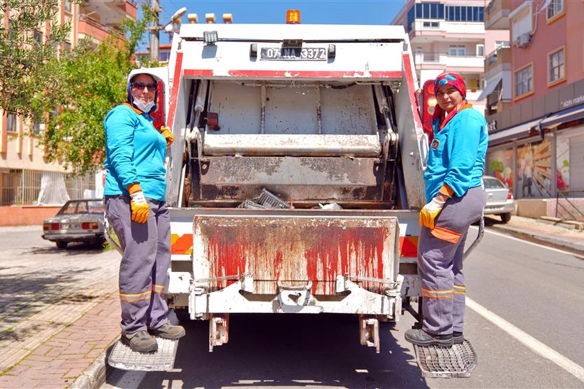 Şehrin temizliğine kadın eli değdi