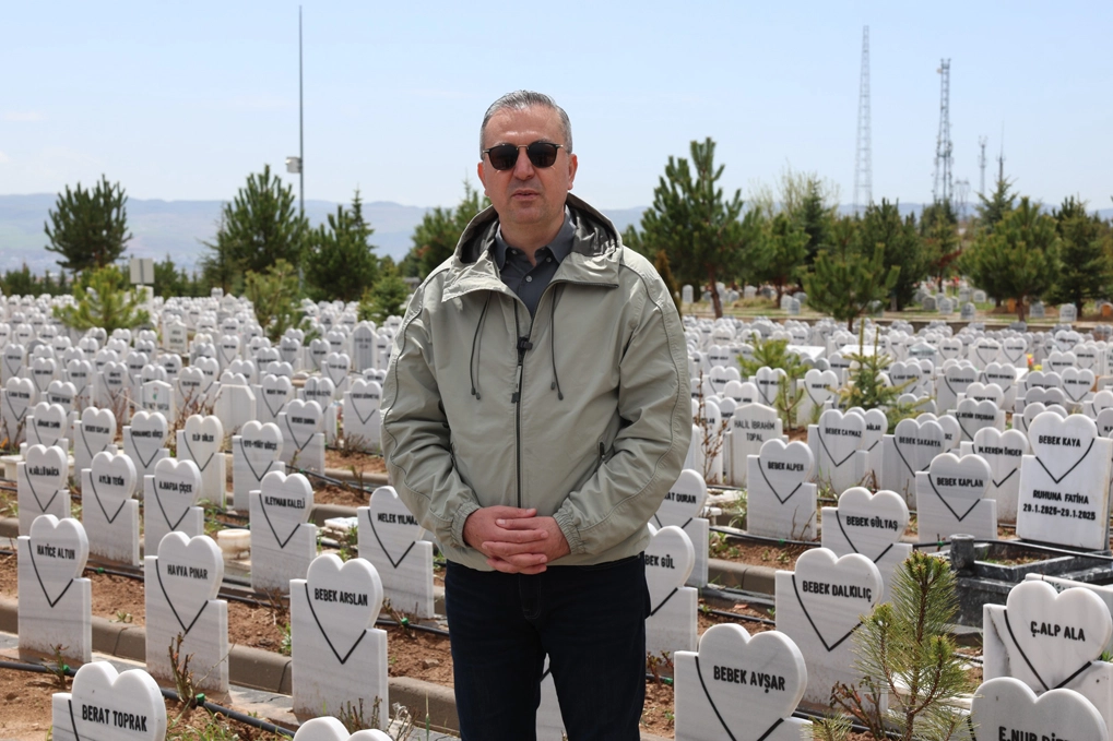 Sivas'ta minik meleklerin mezarlarına anlamlı düzenleme