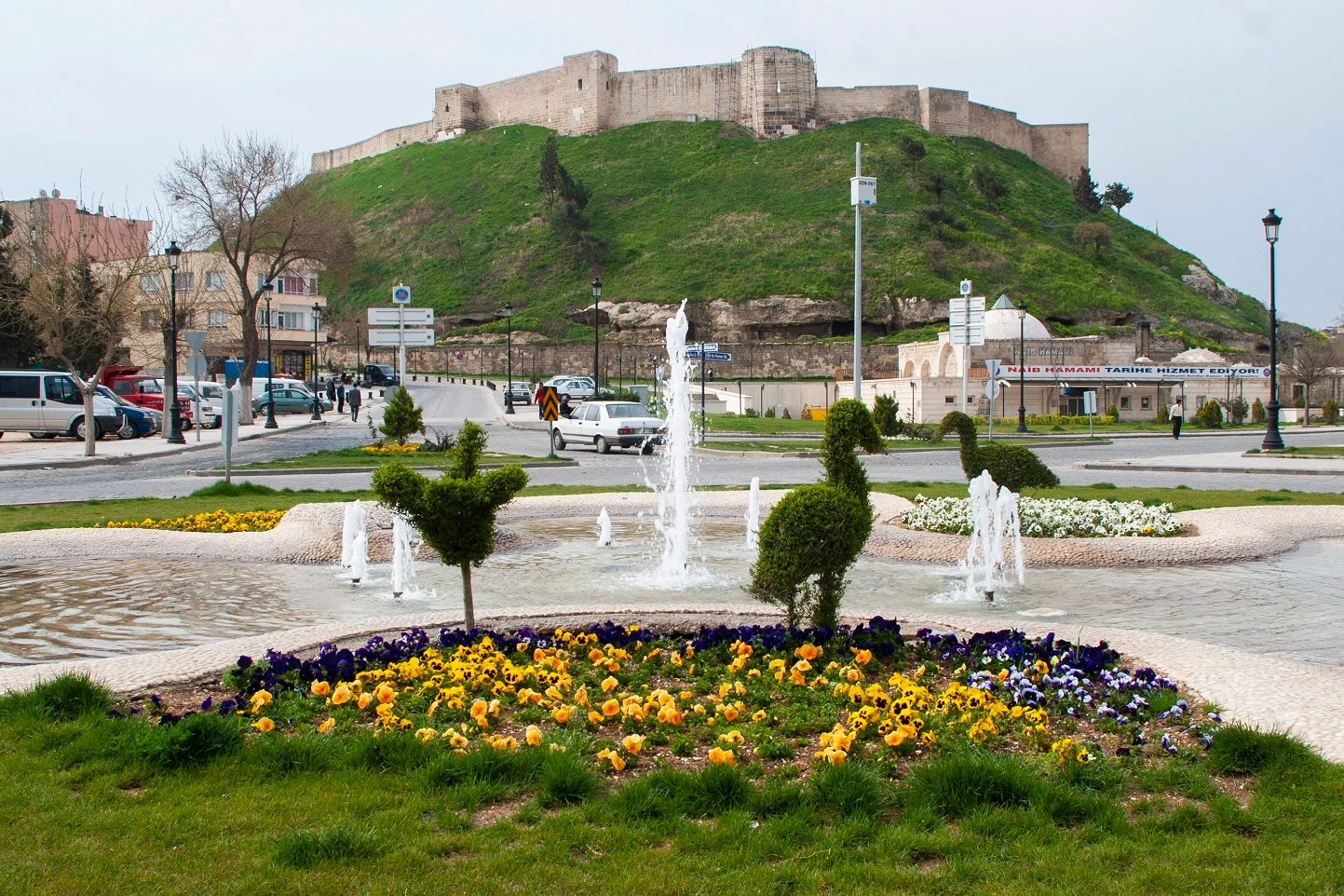  Gaziantep'te tarihi bölgede otopark sorununa pratik çözüm!