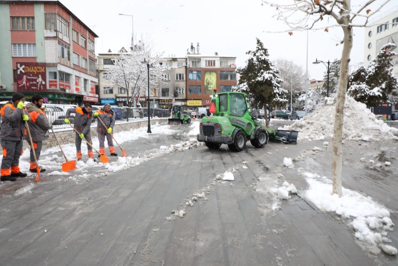 Kayseri Melikgazi hız kesmeden kar temizliği