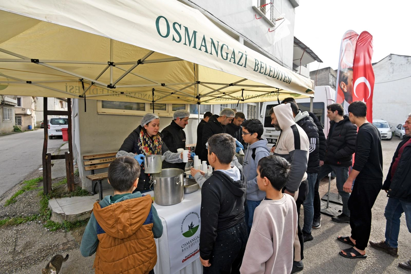 Bursa Osmangazi’de Cuma bereketi paylaşıldı