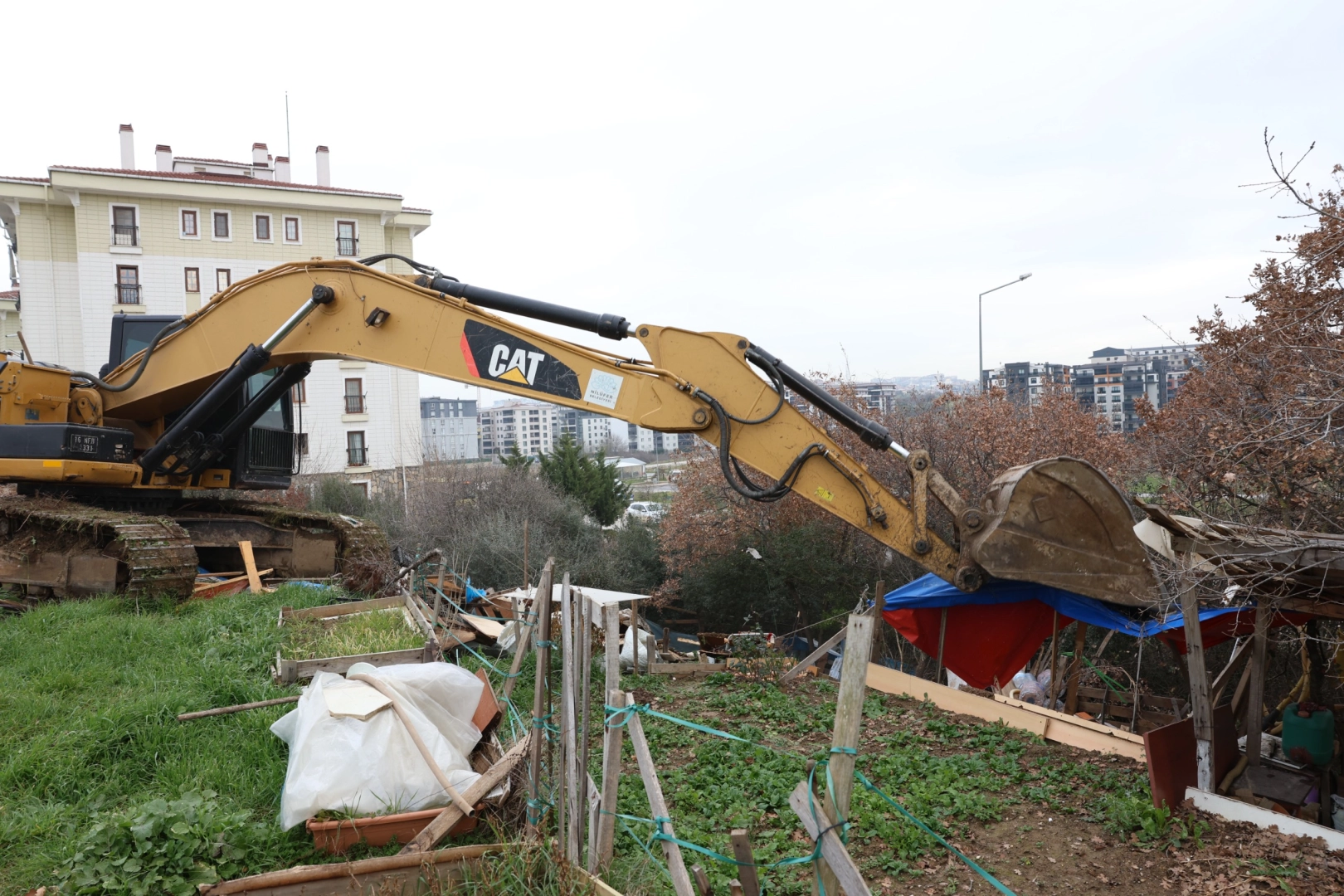 Belediye kaçak barakaları affetmedi