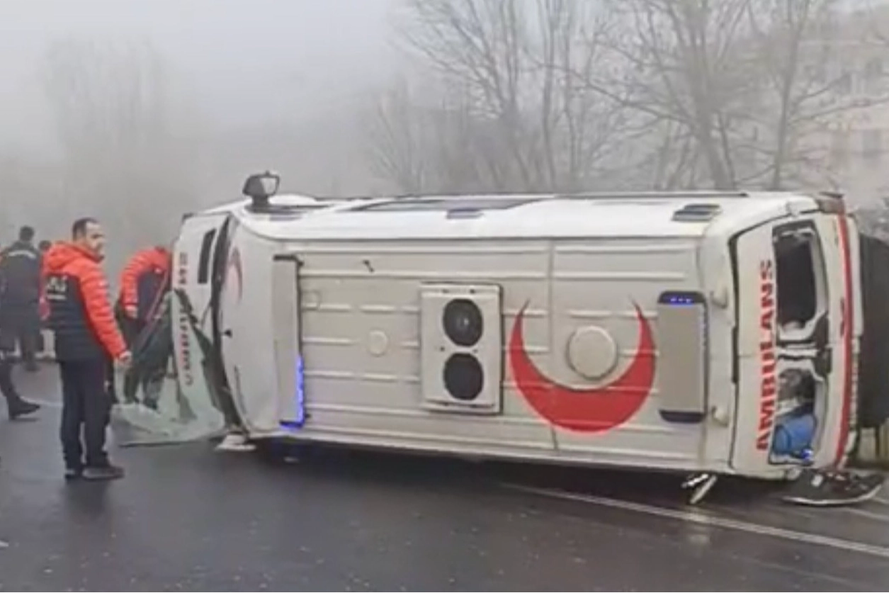 Düzce’de yoğun sis ambulansı yan yatırdı: 1 sağlık personeli yaralı