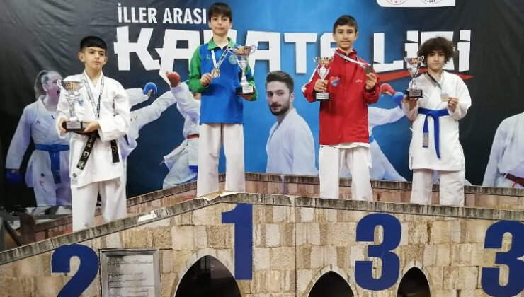 Çayırovalı karateciler kupa ve madalyaları sildi süpürdü