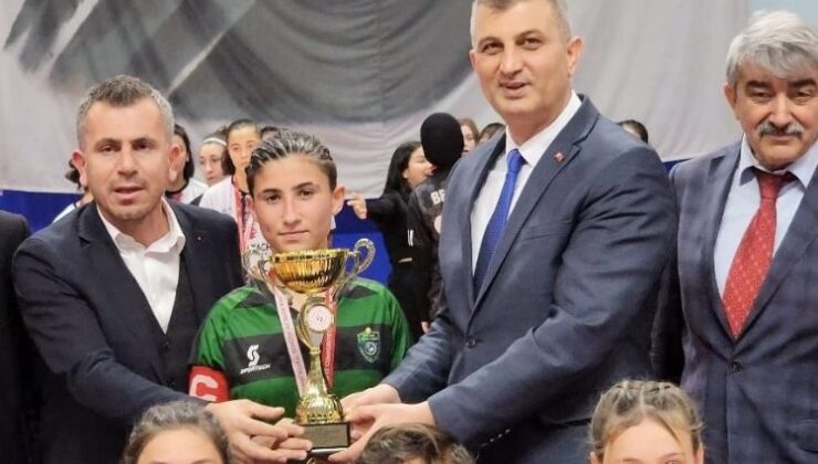 Gölcük Barbaros Hayrettin Lisesi Futsal’da Kocaeli şampiyonu oldu