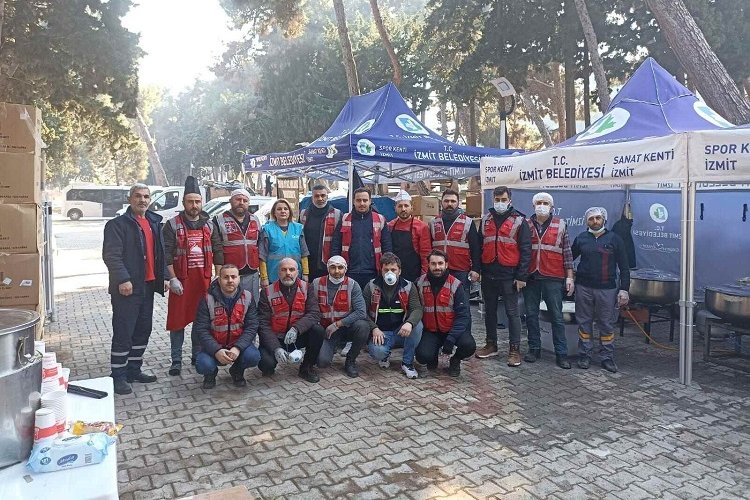 Adıyaman’da çadır kent kurma çalışmalarını sürdüren İzmit Belediyesi çocuklar için