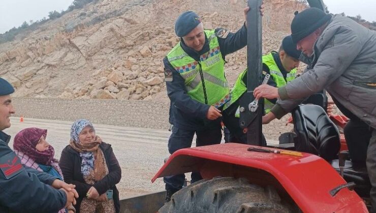 Bilecik Jandarması’ndan traktör sürücülerine ‘reflektör’ uyarısı