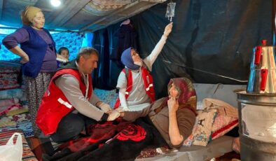 Kızılay ekipleri köy köy dolaşıp yaraları sarıyor