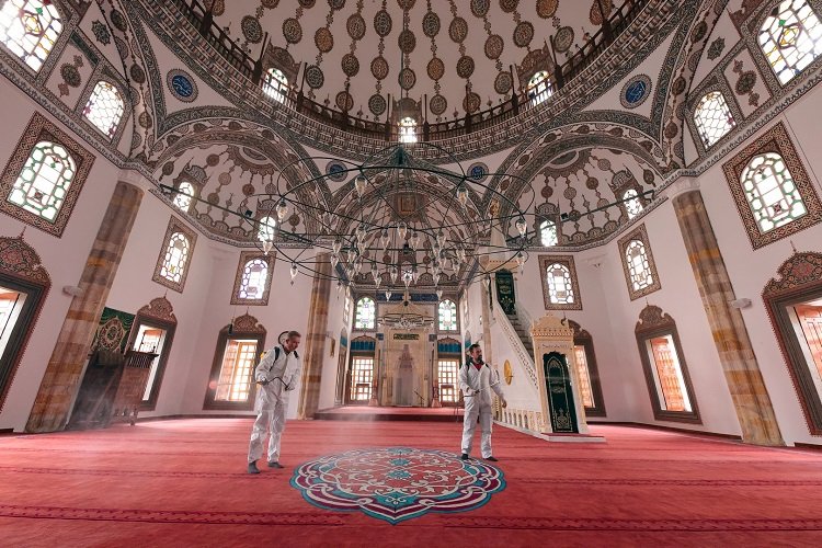 Nevşehir Belediyesi tarafından ramazan ayı nedeniyle il merkezindeki camilere gül
