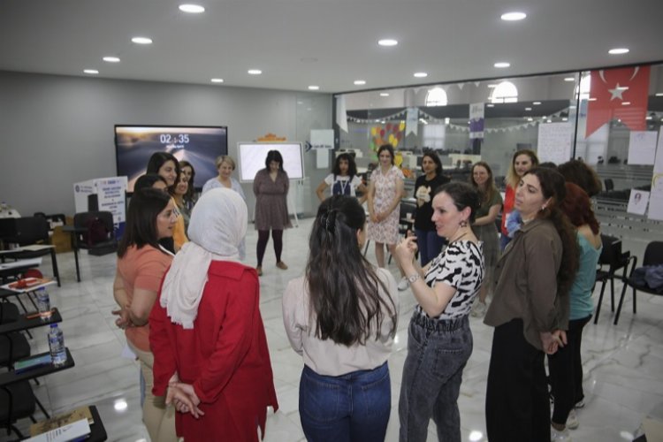 Depremden etkilenen kız çocukları ile kadınlara Adana Büyükşehir Belediyesi sosyolojik