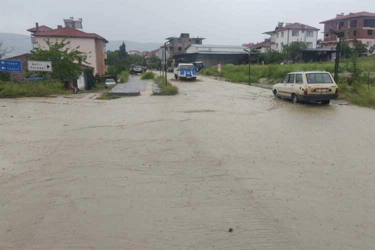Manisa’nın Selendi ilçesinde etkili olan dolu ve yoğun sağanak yağış