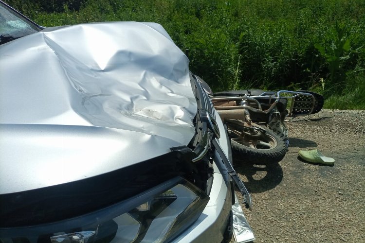 Bilecik’in Pazaryeri ilçesinde meydana gelen trafik kazasında, otomobil ile motosikletin