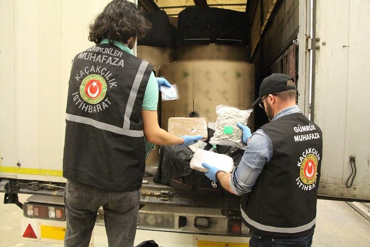 Gümrük Muhafaza ekiplerinin Kapıkule Gümrük Kapısı’nda yürüttüğü operasyonda kokain, esrar