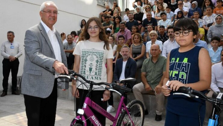 İzmir Karabağlar’da başarılı öğrencilere bisiklet