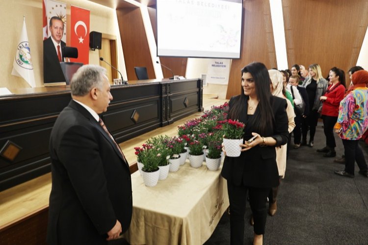 Kayseri Talas Belediye Başkanı Mustafa Yalçın, Anneler Günü münasebetiyle belediyede