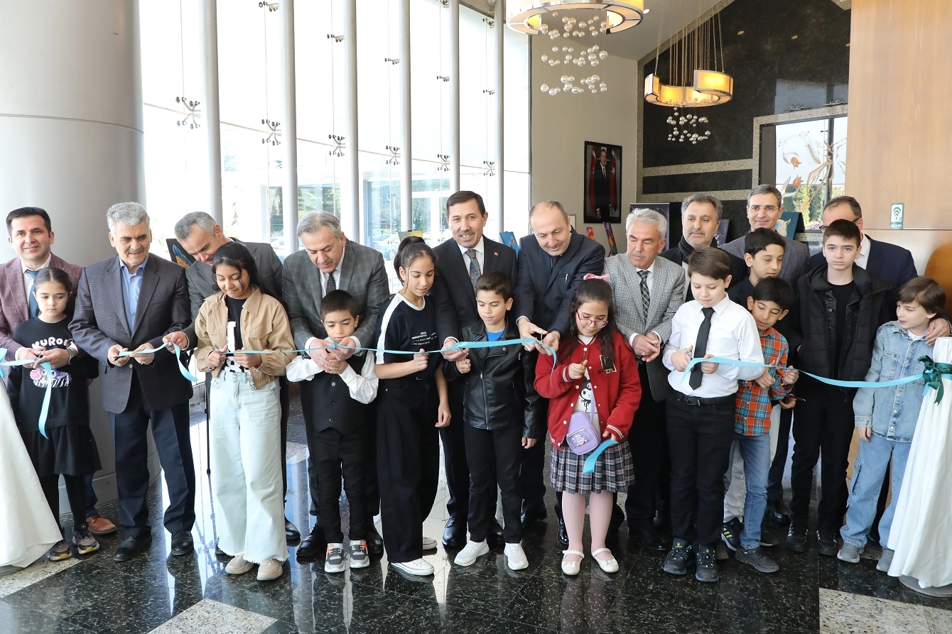 Konya Karatay Belediyesi Hizmet Binası girişinde açılan sergide, Görsel Sanatlar