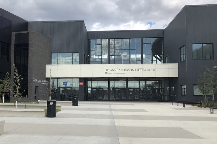 Kanada’nın Alberta eyaletine bağlı Edmonton’daki Dr. Anne Anderson Lisesi’nde, Sosyal