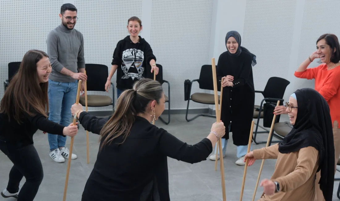 Kocaeli Büyükşehir, tiyatro sanatçısı Pınar Kural Çelebioğlu’nu, Yaratıcı Drama Atölyesi’nde