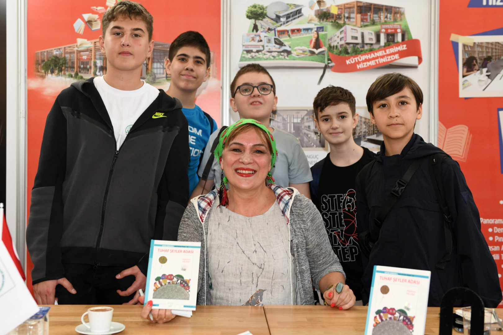 Bursa Osmangazi Belediyesi tarafından düzenlenen imza günü etkinliğine katılan yazar