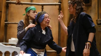 Sadece kadınların oynadığı versiyonuyla 1 Mayıs’ta Bursalı sanatseverlerle buluşan ‘Bulaşıkçılar’