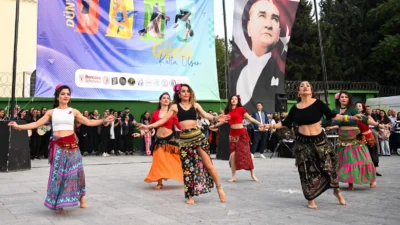 Bornova Belediyesi, Dünya Dans Günü’nü Bornova Cumhuriyet Meydanı’nda düzenlediği renkli