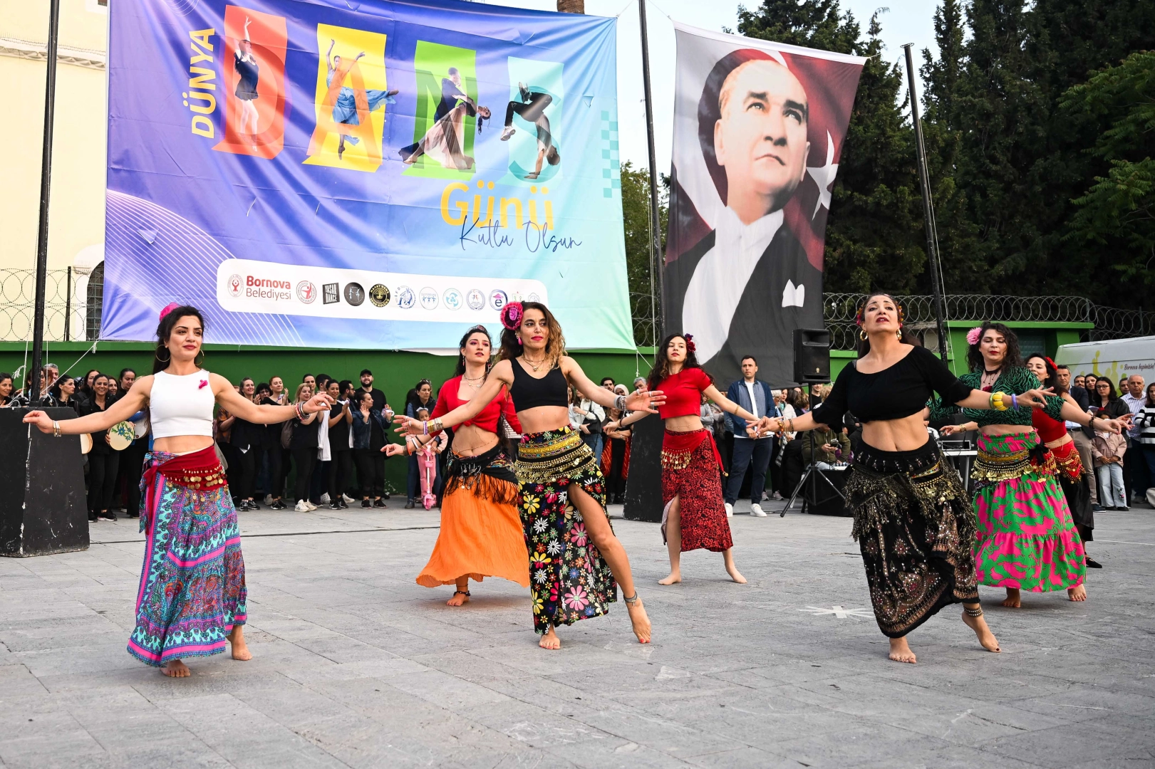 Bornova Belediyesi, Dünya Dans Günü’nü Bornova Cumhuriyet Meydanı’nda düzenlediği renkli