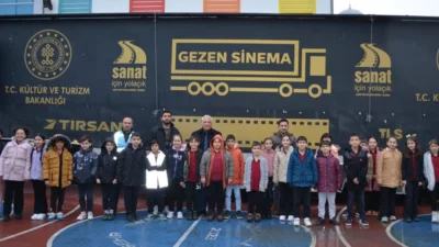 Anadolu’nun dört bir yanına beyaz perdeyi taşıyan gezen sinema tırı,