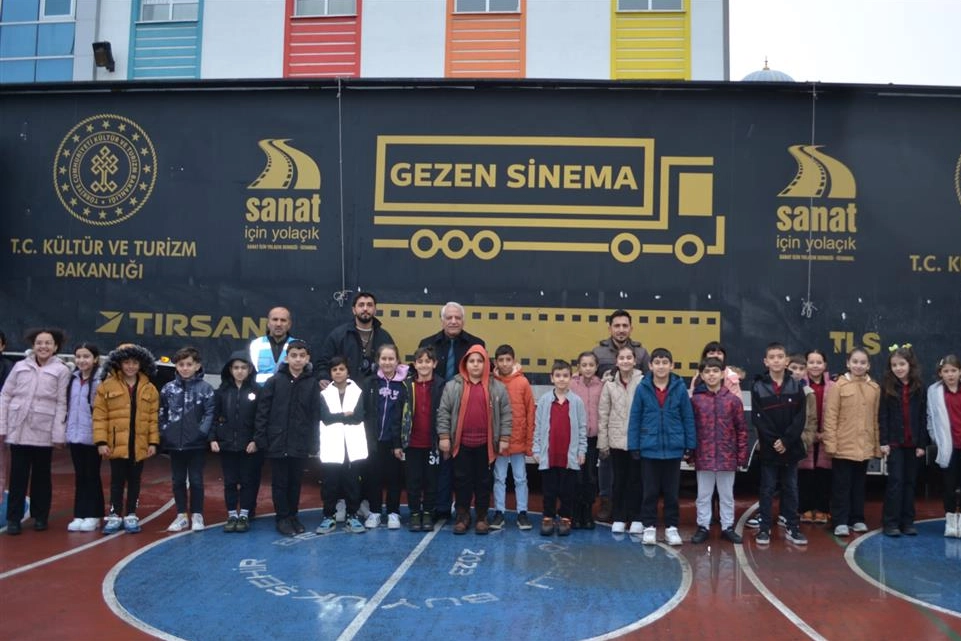 Anadolu’nun dört bir yanına beyaz perdeyi taşıyan gezen sinema tırı,