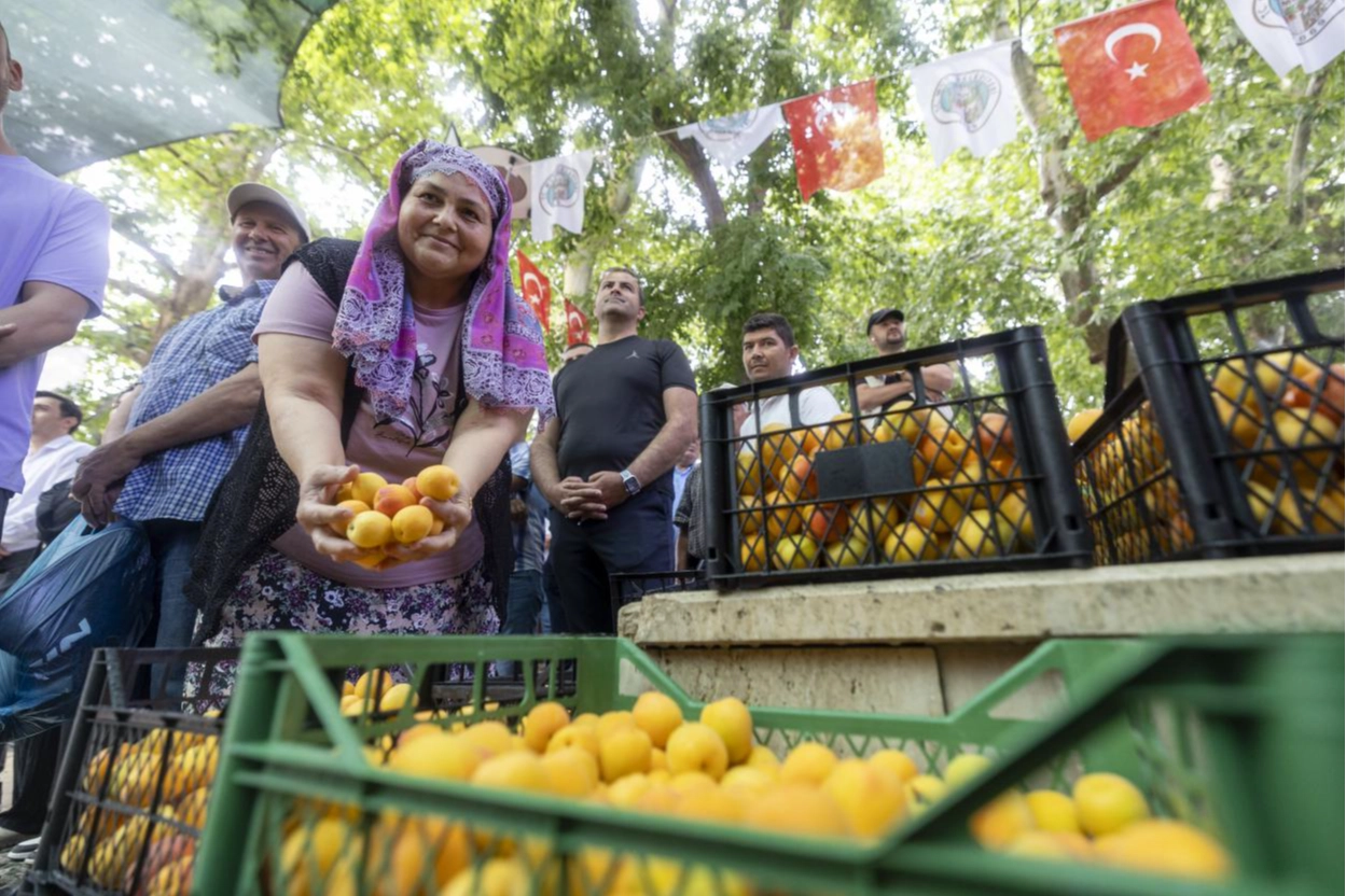 Mersin Büyükşehir Belediye Başkanı Vahap Seçer, Mut Belediyesi tarafından düzenlenen