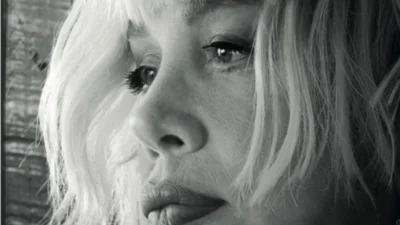 Milliyet Sanat dergisinin haziran sayısında, 50. yılını kutlamadığı gibi kendisini