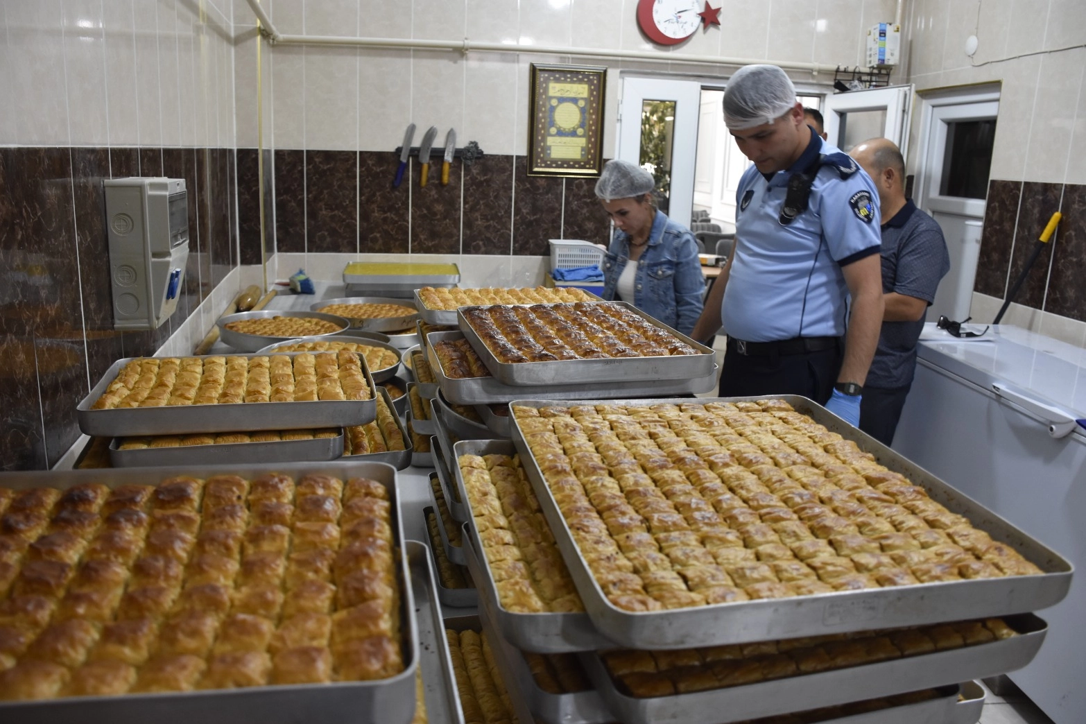 Karacabey Belediyesi Zabıta Müdürlüğü, yaklaşan bayram öncesinde ilçe genelindeki pastane,