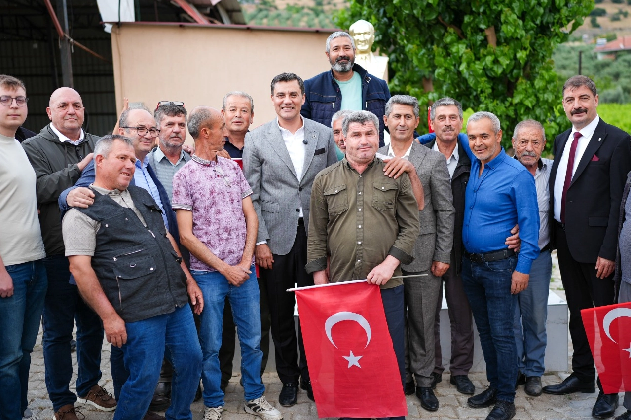 Manisa Büyükşehir Belediye Başkanı Ferdi Zeyrek, Alaşehir’in Girelli Mahallesi’nde vatandaşlarla