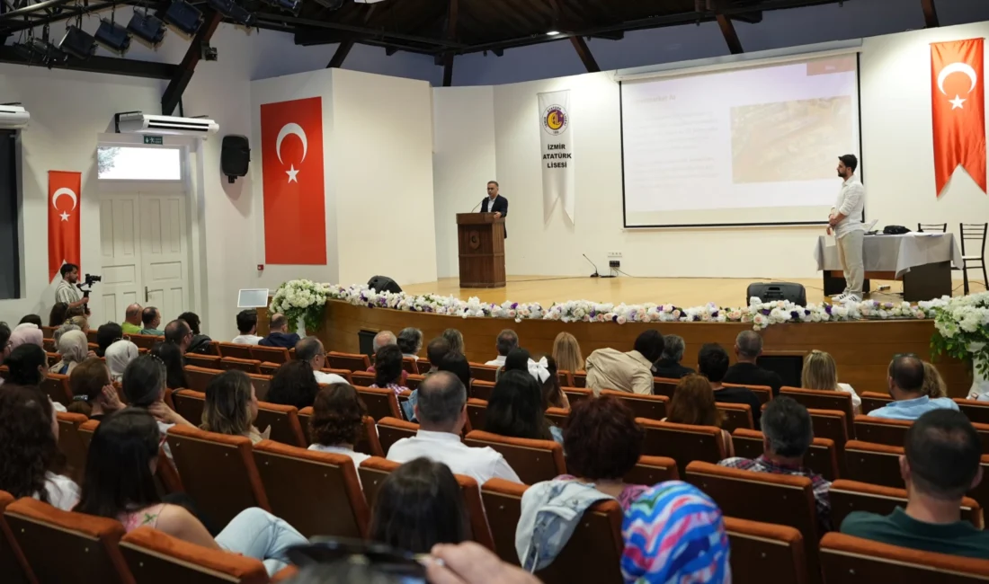 İzmir Atatürk Lisesi’nde düzenlenen “Yapay Zekânın Temelleri” eğitimi, öğretmenleri teknolojiyle