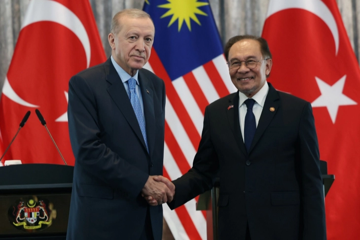 Cumhurbaşkanı Recep Tayyip Erdoğan, Malezya Başbakanı Enver İbrahim ile bir
