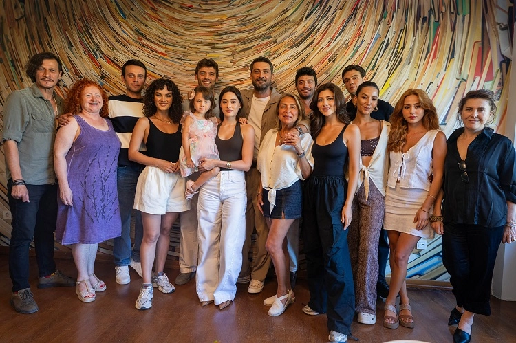 Yapımcılığını MF YAPIM’ın üstlendiği yeni dizisi Aynadaki Yabancı’nın okuma provası