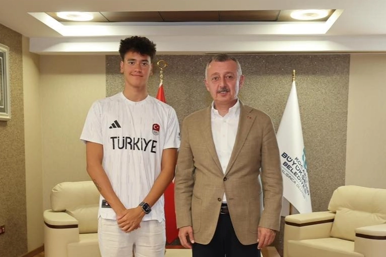 Kocaeli Büyükşehir Belediye Başkanı Doç.Dr.Tahir Büyükakın, Dünya Gençler Yüzme Şampiyonası’nı