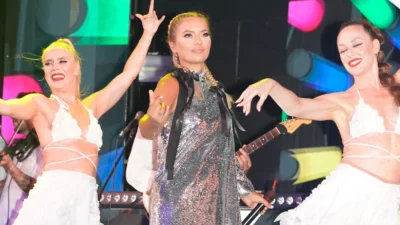 Türk pop müziğinin sevilen ismi Demet Akalın, yaz sezonunun en