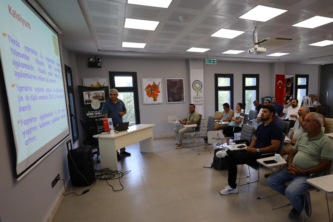Efes Tarlası Yaşam Köyü’nde Karaot Tohum Derneği iş birliği ile