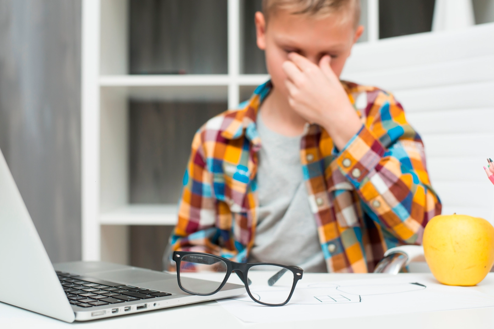 Türk Oftalmoloji Derneği Genel Başkanı Prof. Dr. Huban Atilla, çocukların