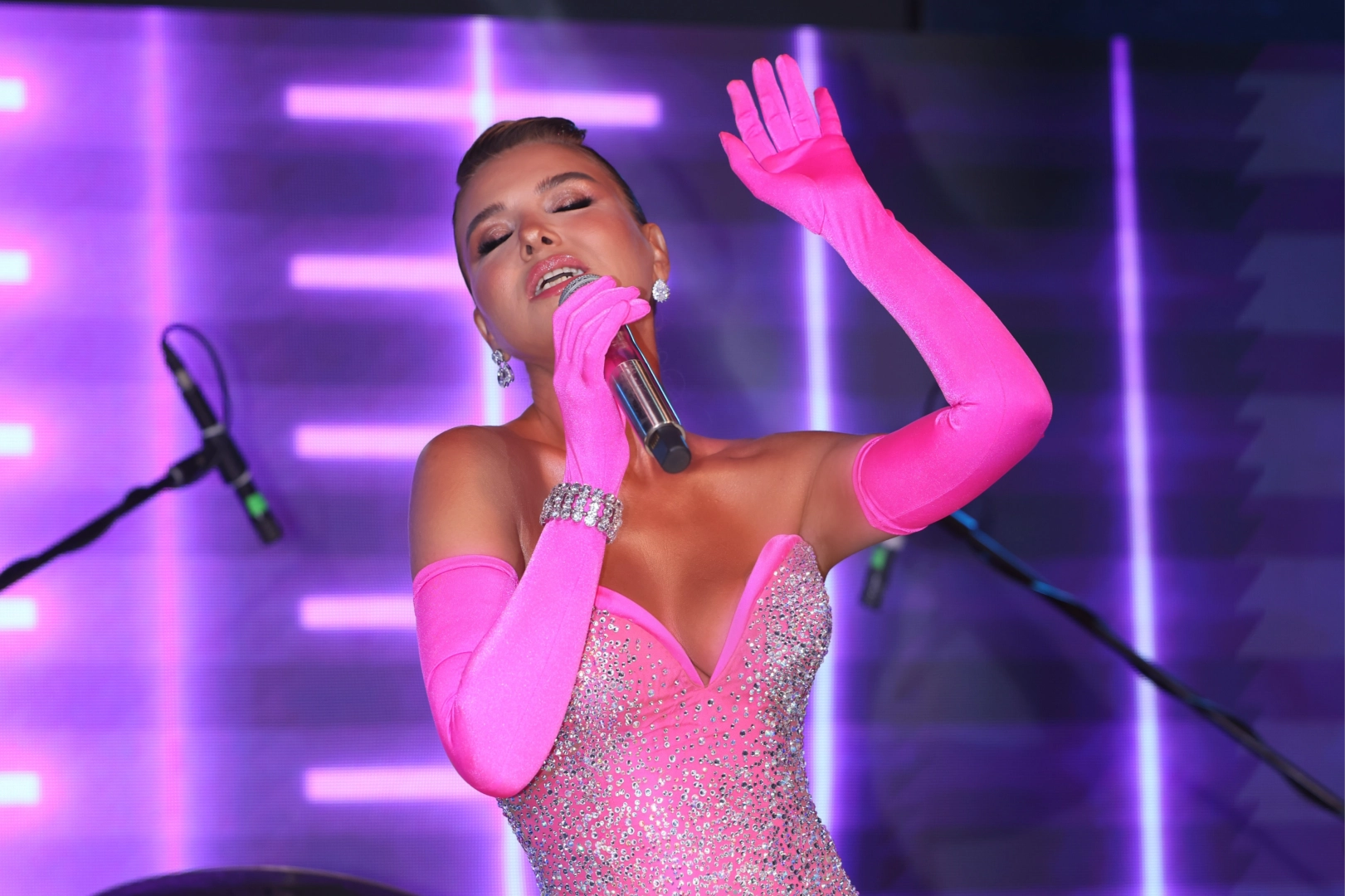 Gülben Ergen, önceki akşam Çeşme Alaçatı’da bulunan Şerefe adlı mekânda