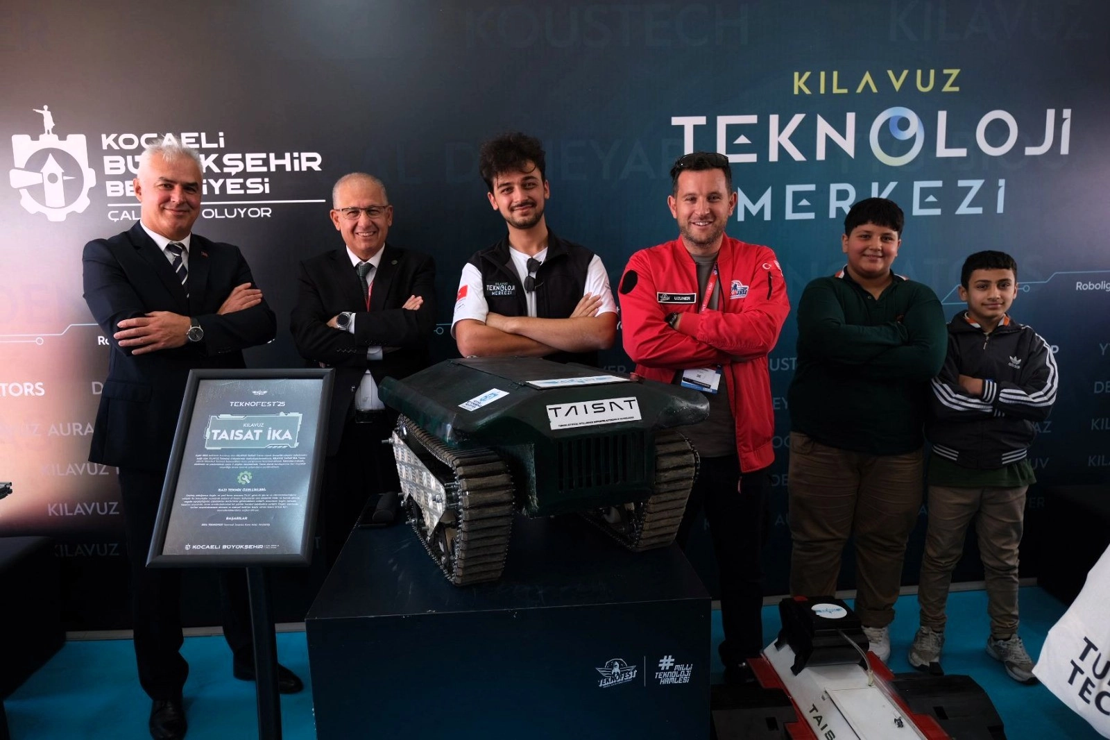 Kılavuz Teknoloji Merkezi takımlarının geleceği kodlayan, gökyüzünü tasarlayan ve yenilikleri