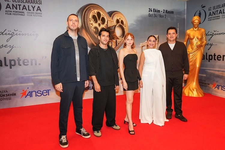 Altın Portakal’da ilk gala: Gelin Takımı 2 Altın Portakal, bir yıl aradan sonra “Gelin Takımı 2”nin galasıyla