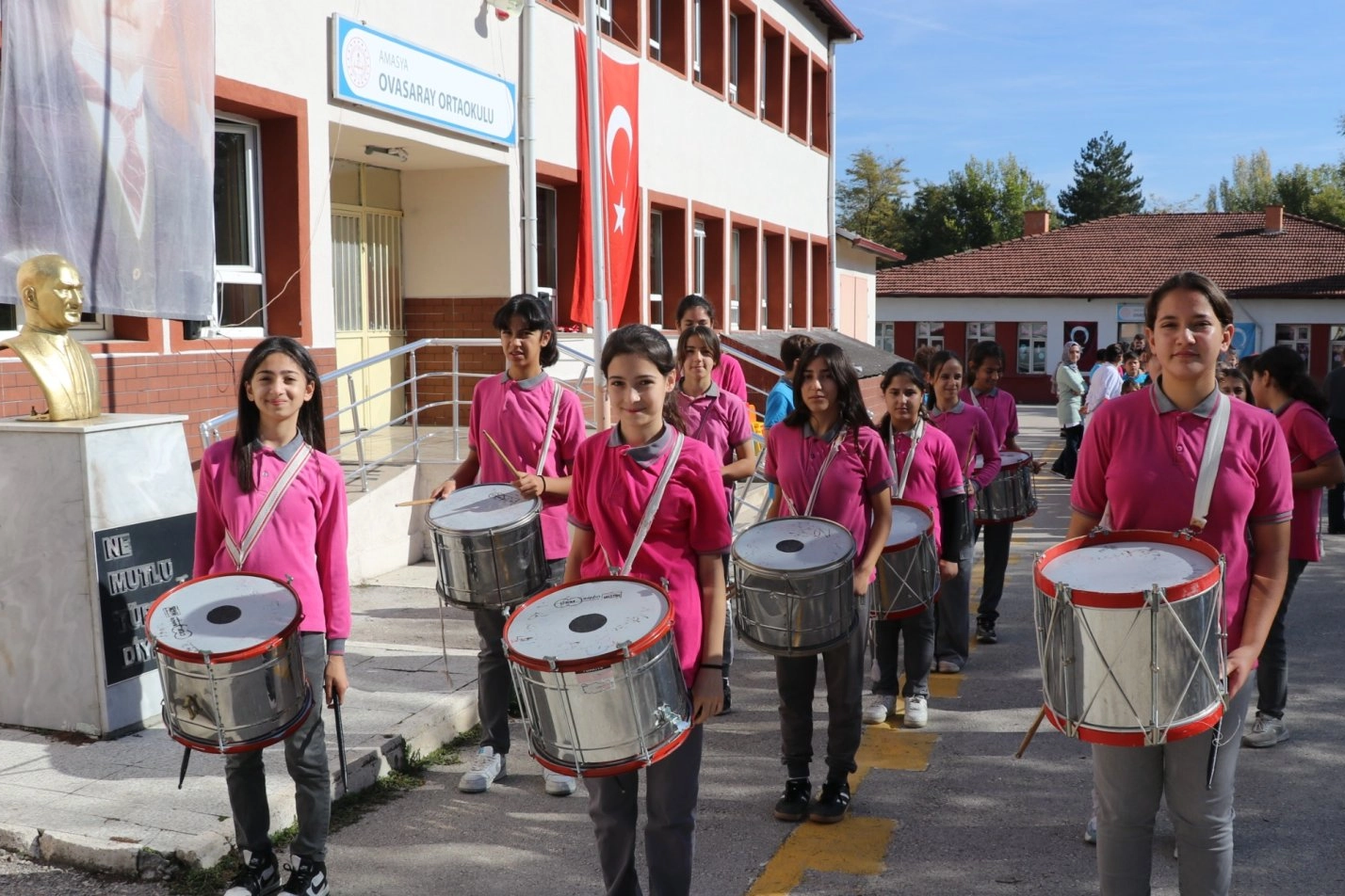 Amasya’da köy okulu öğrencileri, 29 Ekim Cumhuriyet Bayramı’nı kutlamak için