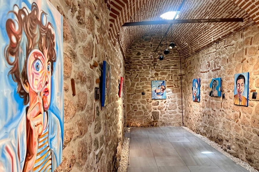 Ayşe Betil’den unutulmaz deneyim: İz ile Düş Arasında Bir Yer Sanatçı Ayşe Betil’in üçüncü kişisel sergisi “İz ile Düş Arasında