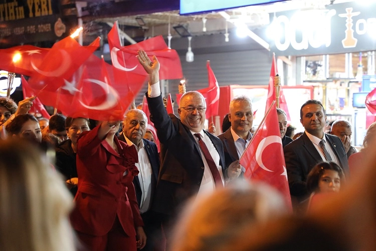 Balıkesir Edremit’te Cumhuriyet coşkusu sokaklara taşacak Balıkesir Edremit Belediyesi, Cumhuriyetimizin 102. kuruluş yıldönümünü büyük bir coşkuyla
