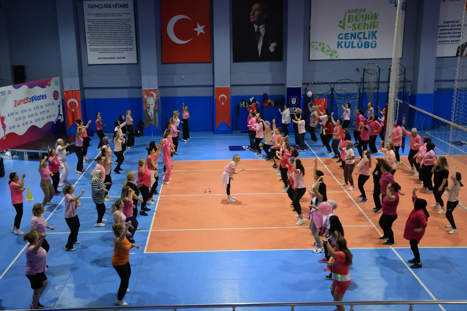 Bursa Büyükşehir Belediyesi tarafından düzenlenen zumba ve pilates dersleriyle kadınlar,